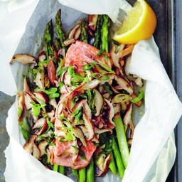 wild-salmon-asparagus-and-shiitakes-in-parchment-1312580.jpg