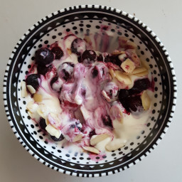 Yoghurt with blueberries and almonds