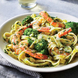 You Can Whip This Pesto Shrimp and Broccoli Fettuccine Together in 25 Minut