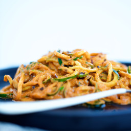Zucchini noodles con salsa de pimiento