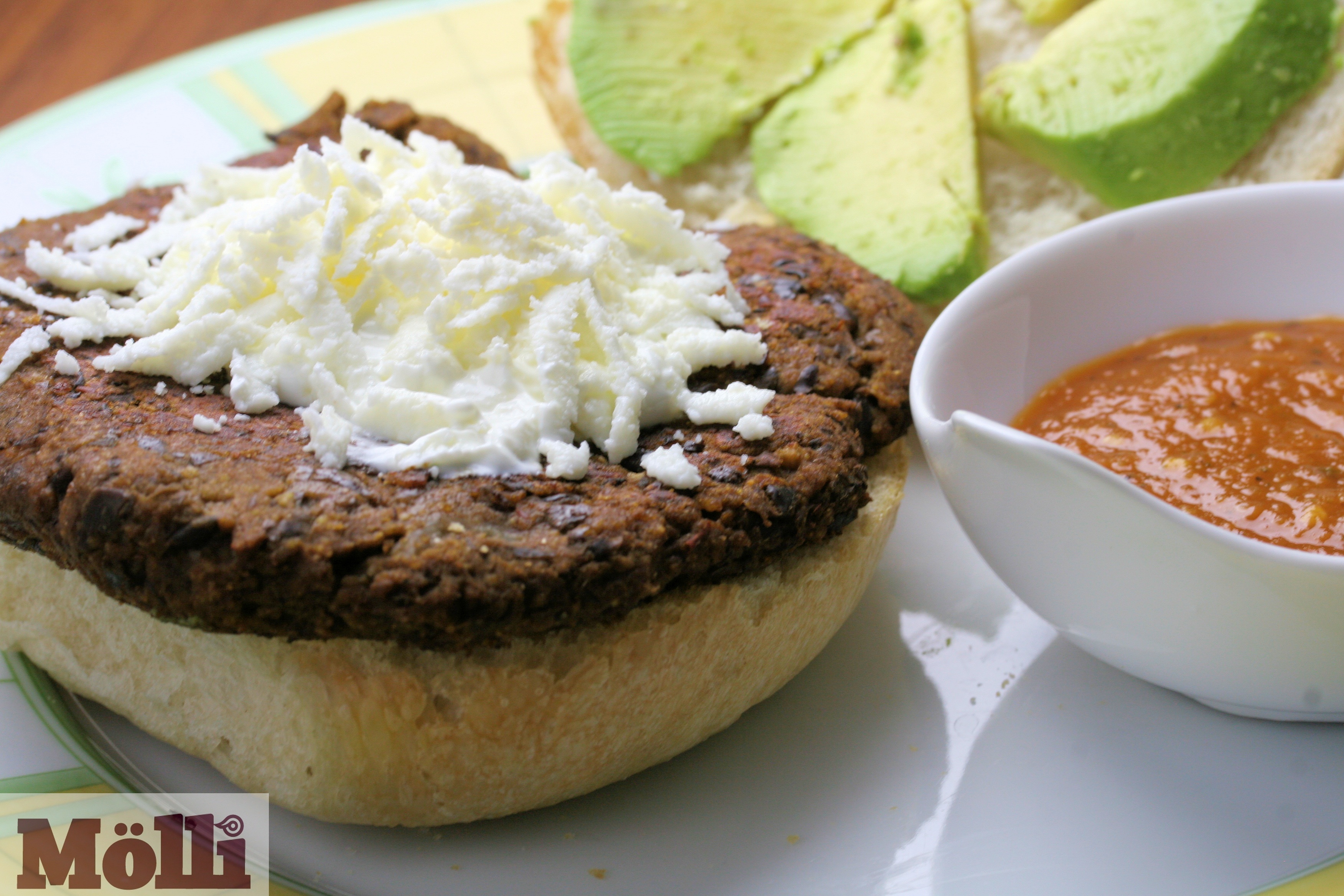 Oaxacan black bean burger (Hamburguesa de frijoles negros estilo Oaxaca)