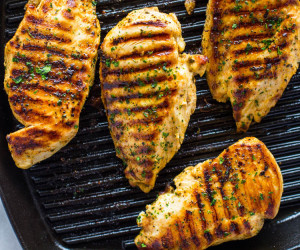 https://bigoven-res.cloudinary.com/image/upload/w_300,c_fill,h_250/how-to-grill-chicken-on-stove-top-easy-grill-pan-method-2553494.jpg