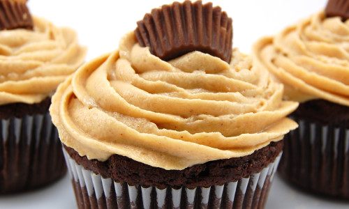 Chocolate Peanut Butter Cup Cupcakes with Peanut Butter Buttercream Icing